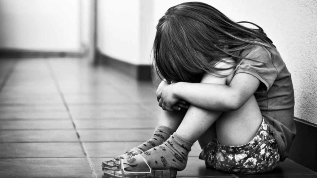 Σοκ: Κάρφωσαν βελόνες στην καρδιά και τον πνεύμονα της 3χρονης κόρης τους σε τελετή σατανισμού
