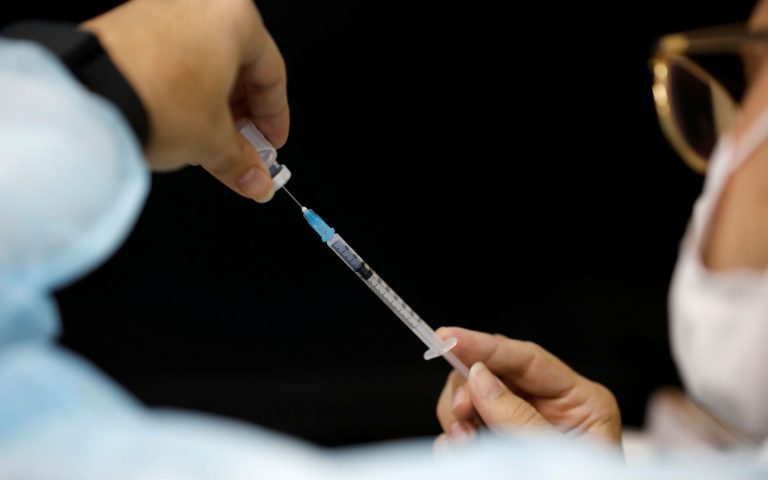 Το Ισραήλ έχει εμβολιάσει πάνω από τους μισούς πολίτες κατά του κορωνοϊού