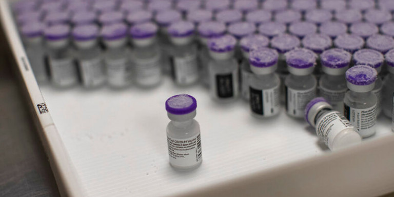 Οι Pfizer Inc και BioNTech SE ισχυρίζονται ότι περιορίζει την μετάδοση του κορωνοϊού