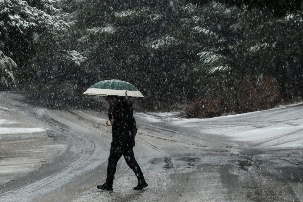 Στα λευκά «ντύθηκε» η Εύβοια – Υπό το μηδέν ο υδράργυρος (φώτο-βίντεο)