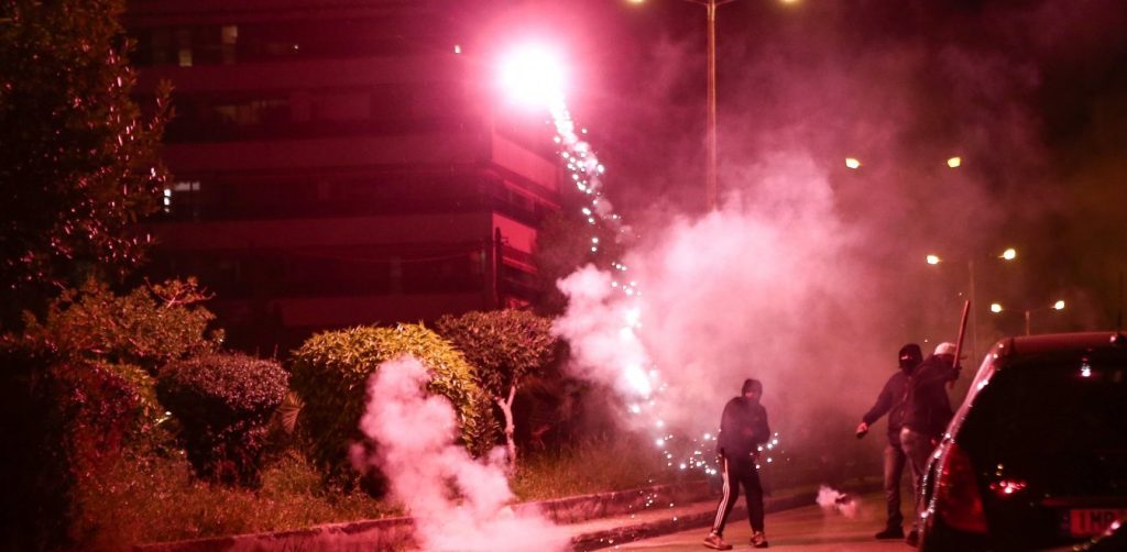 Δύο νέες συλλήψεις για τα επεισόδια στη Νέα Σμύρνη (upd) (βίντεο)