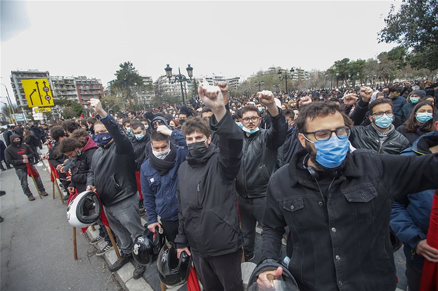 Επεισόδια με χημικά, μολότοφ & πετροπόλεμο στο κέντρο της Θεσσαλονίκης (βίντεο)