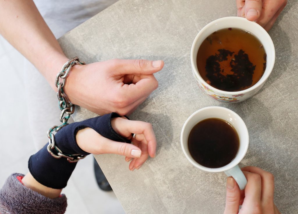Ουκρανία: Ζευγάρι δέθηκε με χειροπέδες για να «βάλλει τέλος» στους τσακωμούς του (βίντεο)