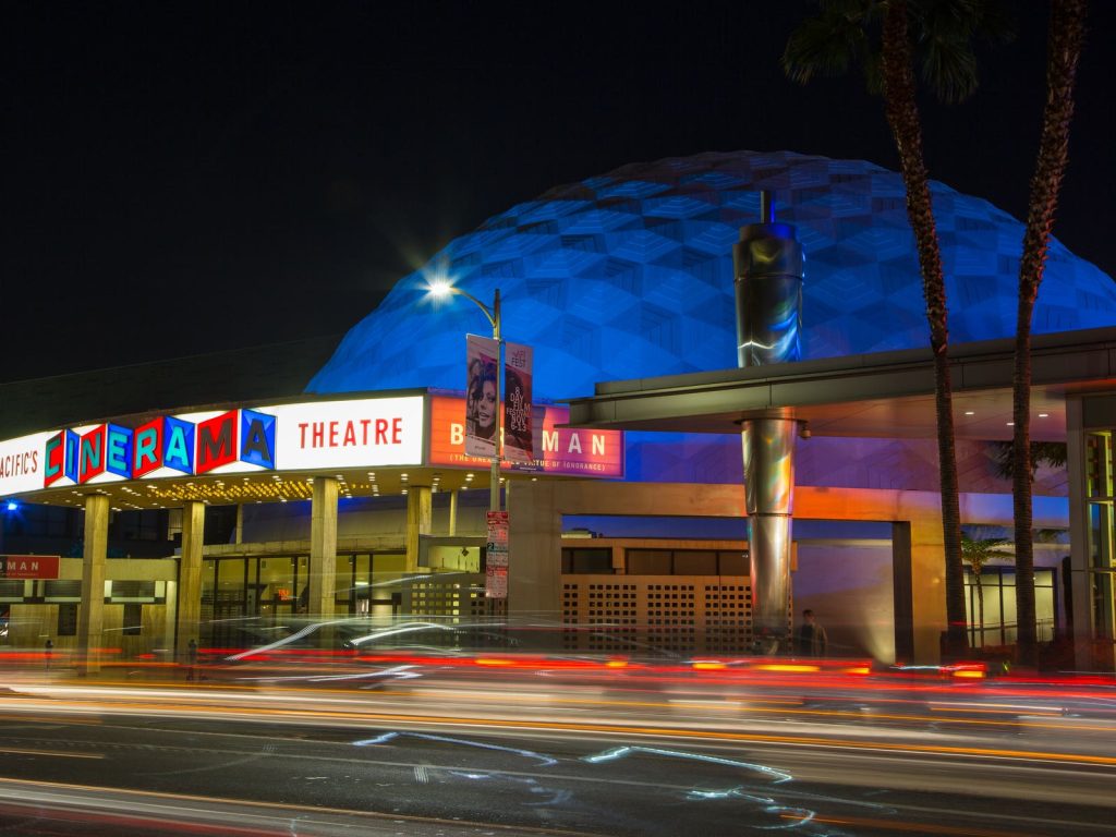 Στο Λος Άντζελες ανοίγουν οι κινηματογράφοι – Στην Ελλάδα «κουρασμένοι» λοιμωξιολόγοι ανακοινώνουν παράταση στο lockdown