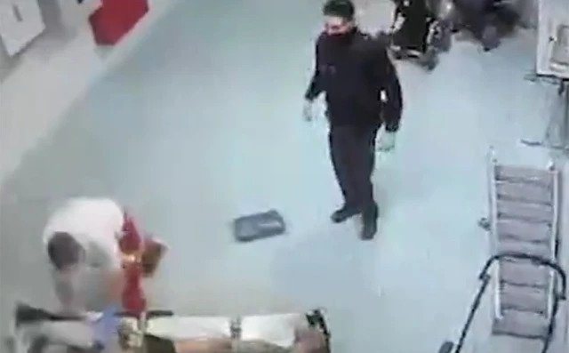 Γερμανία: Μεθυσμένος αλλοδαπός επιτέθηκε σε αστυνομικούς – Τον έδεσαν σε φορείο