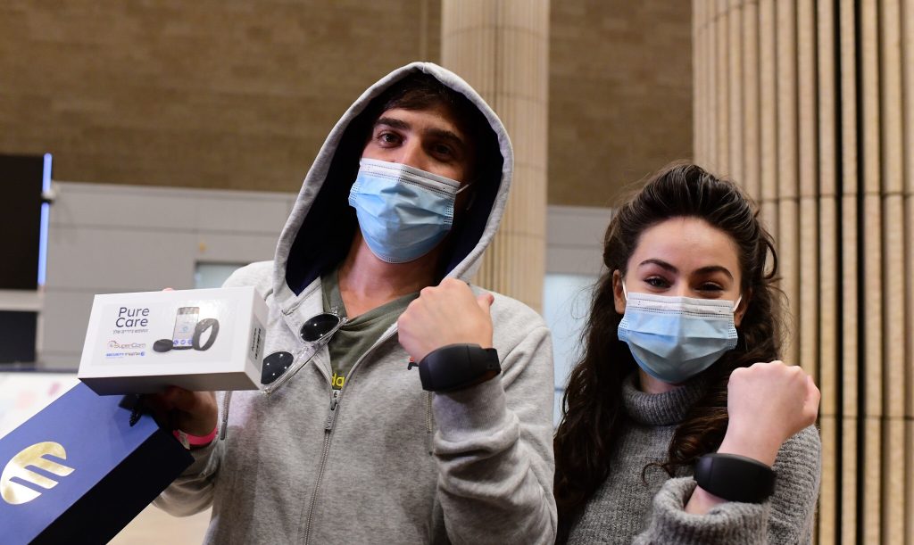 Μπήκαν τα πρώτα βραχιολάκια παρακολούθησης στο Ισραήλ – Δείτε το δυστοπικό αλλά πραγματικό βίντεο