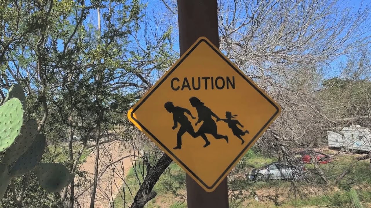 Μετά το κάλεσμα Μπάιντεν ορδές μεταναστών εισβάλλουν στο Τέξας: Πυρά Ρεπουμπλικανών κατά του Αμερικανού πρόεδρου