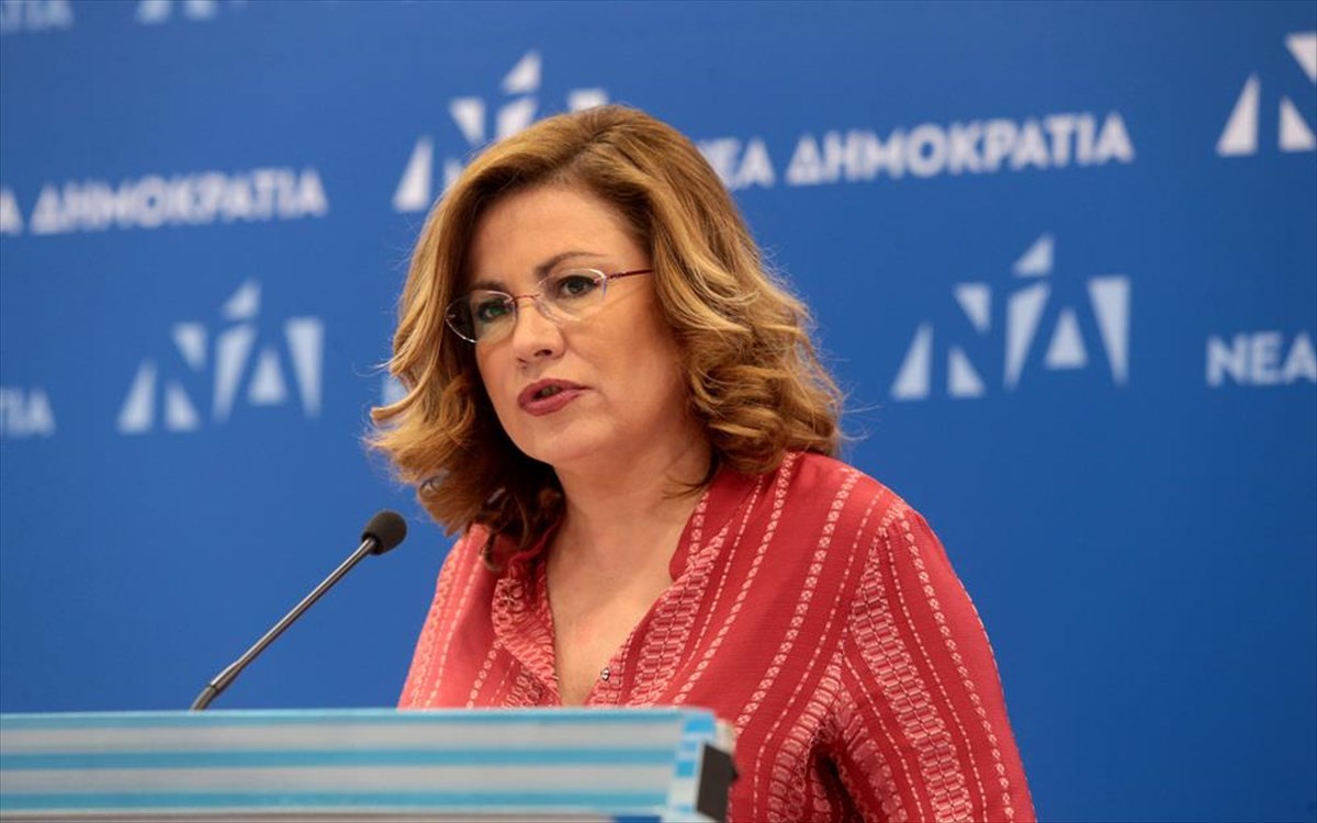 Μ.Σπυράκη: «Απαγορεύεται οι πολίτες να βρίζουν αστυνομικούς από τα μπαλκόνια» (βίντεο)