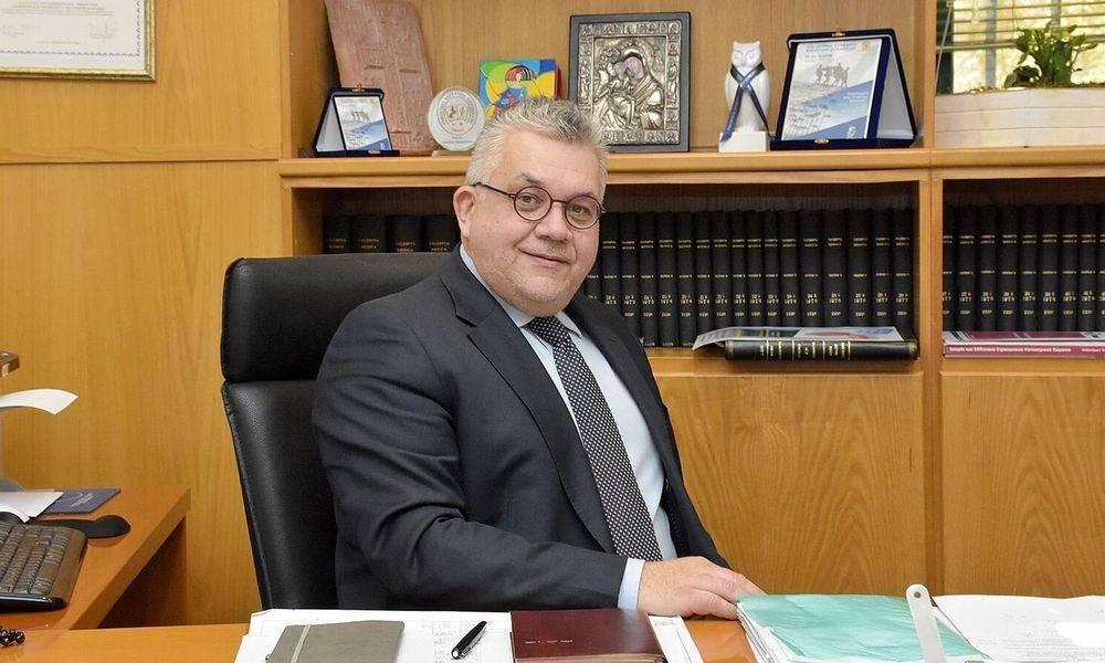 Ο πρύτανης του ΑΠΘ επιμένει ότι ορθώς εμβολιάσθηκε κατά προτεραιότητα