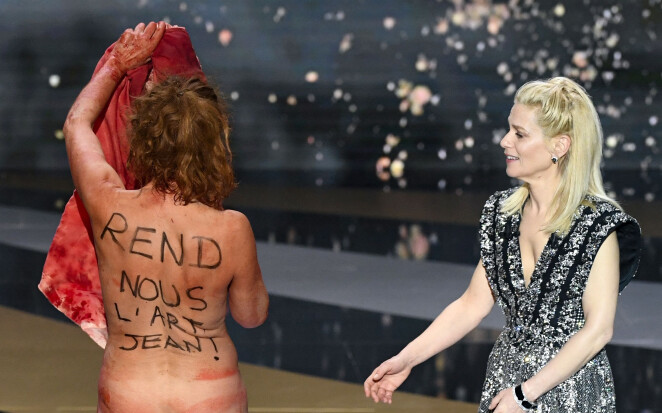 Σοκ στη Γαλλία: Γδύθηκε στην απονομή των γαλλικών Oscar για να διαμαρτυρηθεί για τις απαγορεύσεις του κορωνοϊού