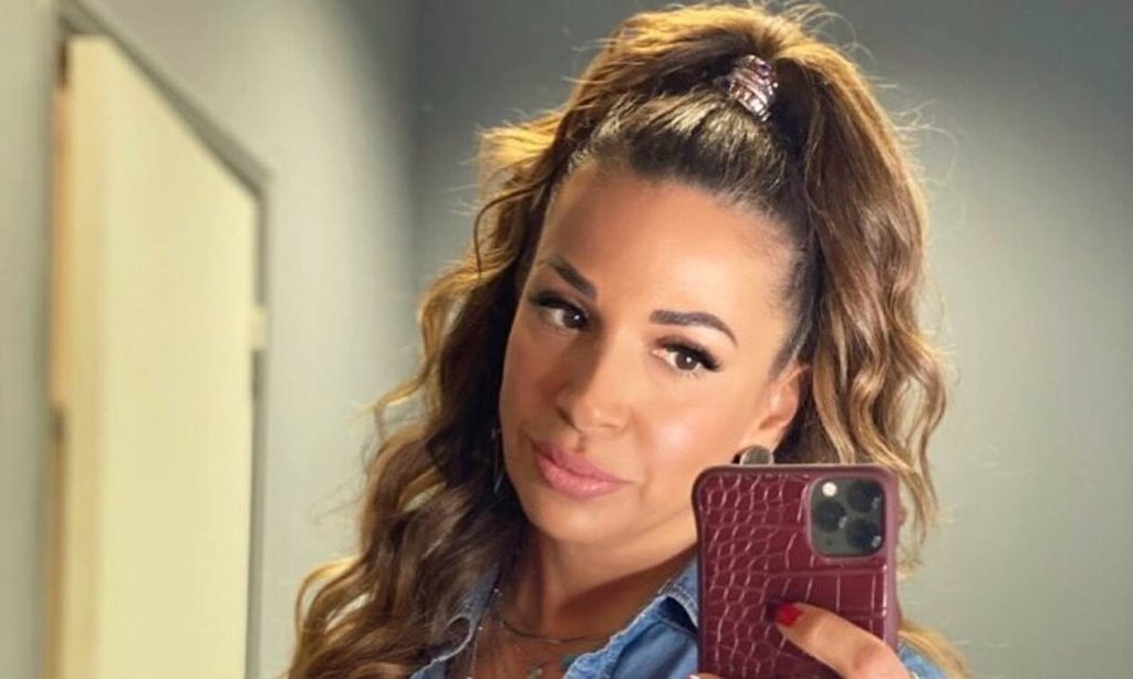 Το τερμάτισε η Ε.Χατζίδου: Κάνει give away μέχρι και εικόνες και καρβουνάκια! (φωτό)