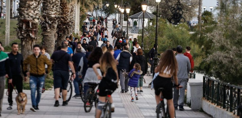 Οι Έλληνες αγνοούν τις απαγορεύσεις: Βγήκαν μαζικά για βόλτα σε Αθήνα & Θεσσαλονίκη