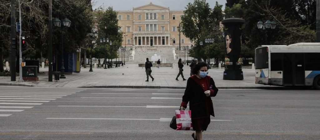 «Τρομολαγνεία» Δ.Σαρηγιάννη για πάνω από 3.000 κρούσματα κορωνοϊού ημερησίως – Οι «αποστάσεις» για τις πορείες