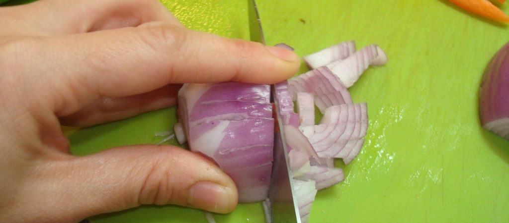 Το κολπάκι για να κόβετε γρήγορα και χωρίς… κλάματα το κρεμμύδι (βίντεο)