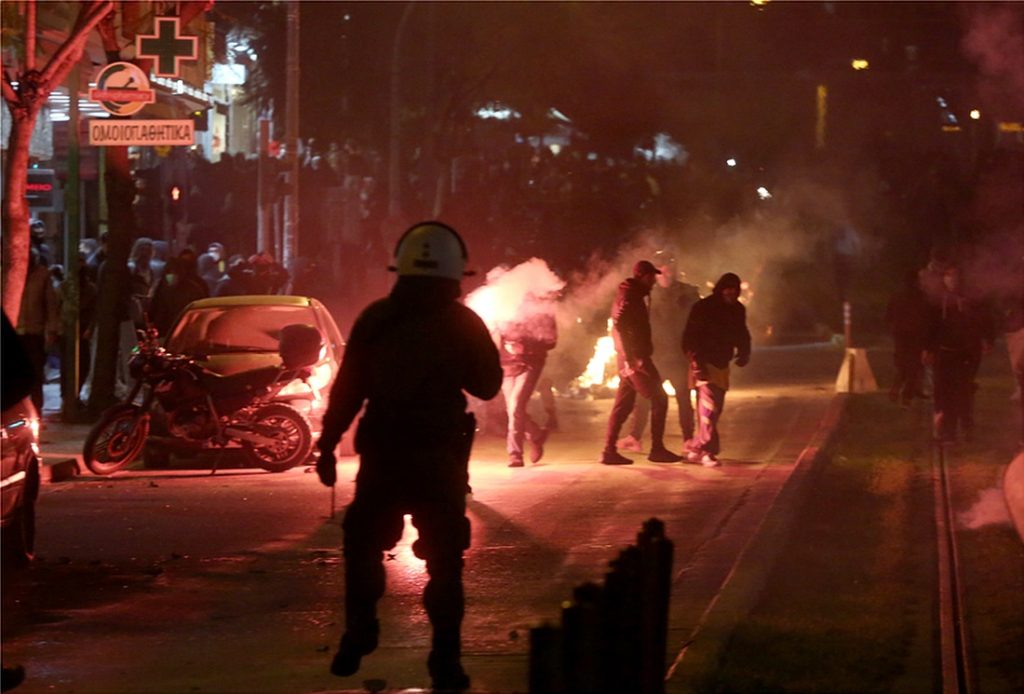 Νέα καταγγελία κυβερνητικής βίας σε Ν.Σμύρνη: Ένστολοι εισέβαλαν σε σπίτι & συνέλαβαν νέους γιατί ειρωνεύτηκαν! (βίντεο)