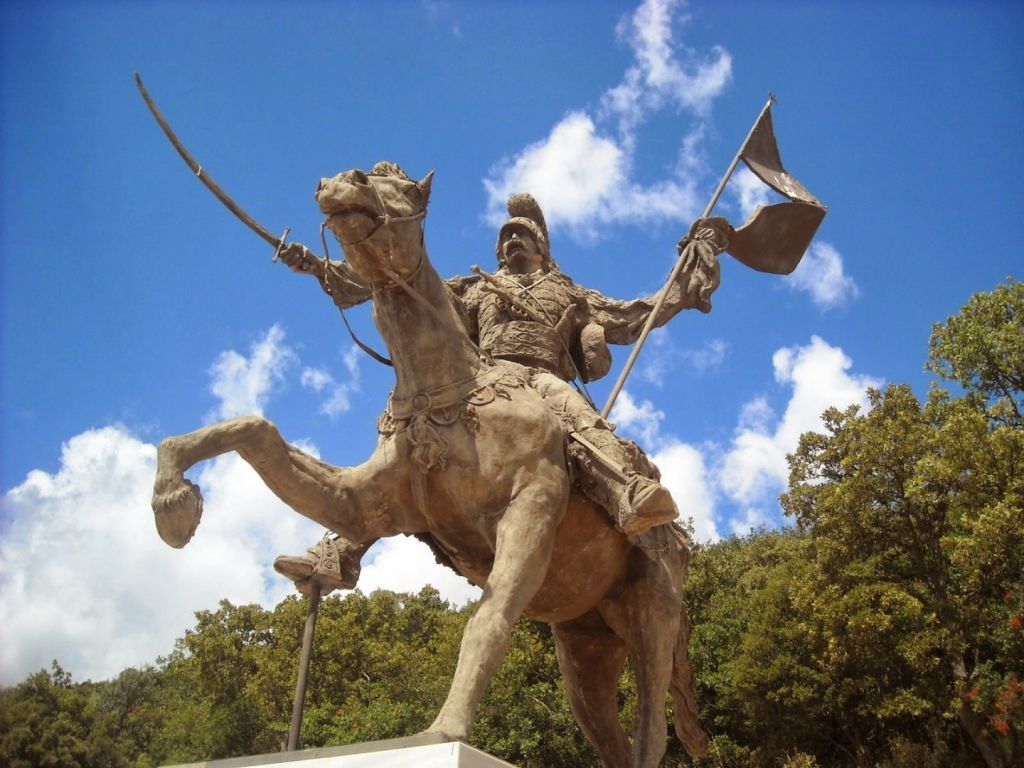Ραμοβούνι Μεσσηνίας: Παρατημένο το άγαλμα του Κολοκοτρώνη στον τόπο γέννησης του (βίντεο)