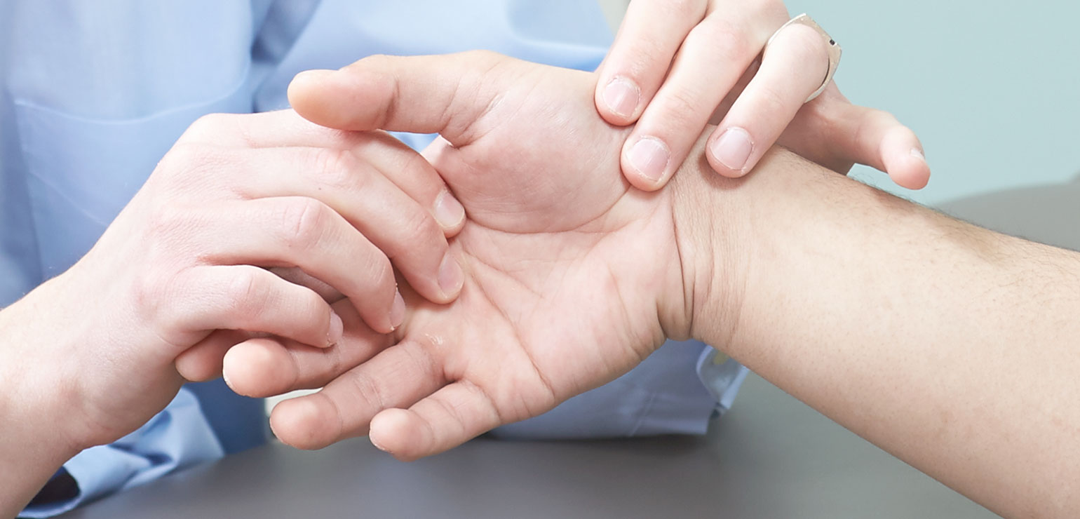 Αυτά είναι τα συμπτώματα προκαλεί η ρευματοειδής αρθρίτιδα στις αρθρώσεις