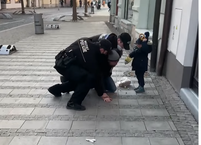 Σοκάρουν οι εικόνες από την Τσεχία: Οι αστυνομικοί ακινητοποιούν πατέρα μπροστά στο παιδί του επειδή δε φορούσε μάσκα!