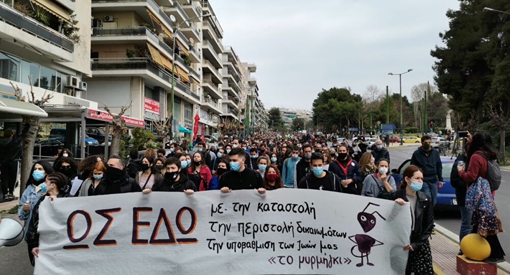 Κυψέλη: Πορεία πολιτών ενάντια στην κυβερνητική βία – Κόσμος φώναζε συνθήματα από μπαλκόνια (φώτο)