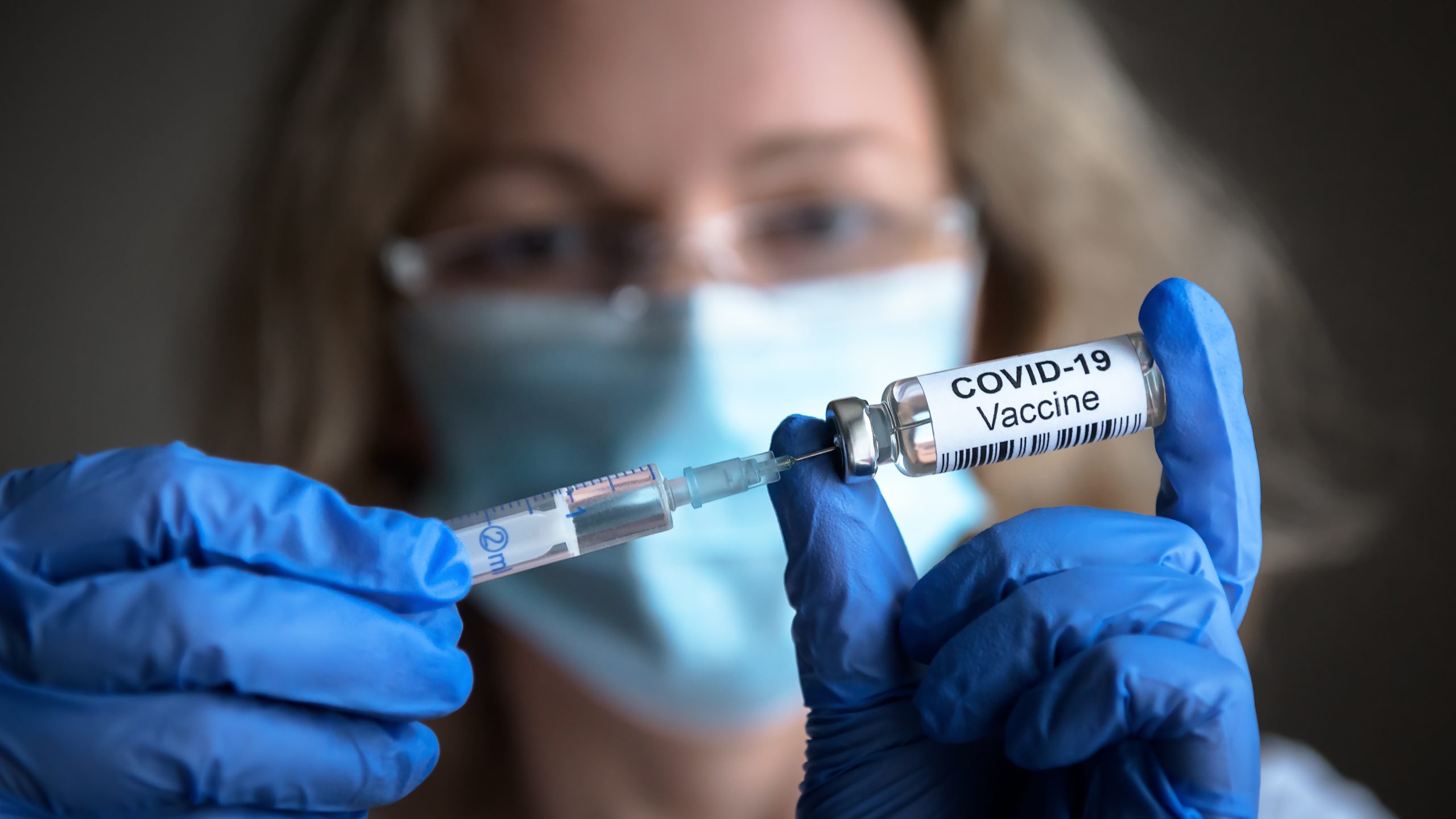 Εμβόλιο κορωνοϊού: Ο λόγος που οι γυναίκες εμφανίζουν συχνότερες ανεπιθύμητες ενέργειες μετά τη χορήγησή του