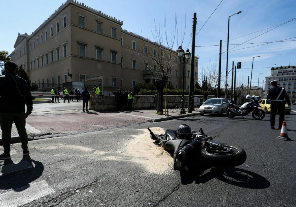 Διαψεύδει την ΕΛ.ΑΣ συγγενής του άτυχου 23χρονου: «Δεν έδωσε  κατάθεση ο οδηγός – Του άνοιξαν την πύλη και μπήκε μέσα»