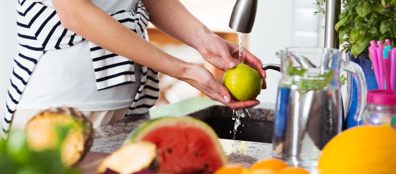 Αυτός είναι ο ιδανικότερος τρόπος για να πλύνετε με ασφάλεια τα φρούτα σας