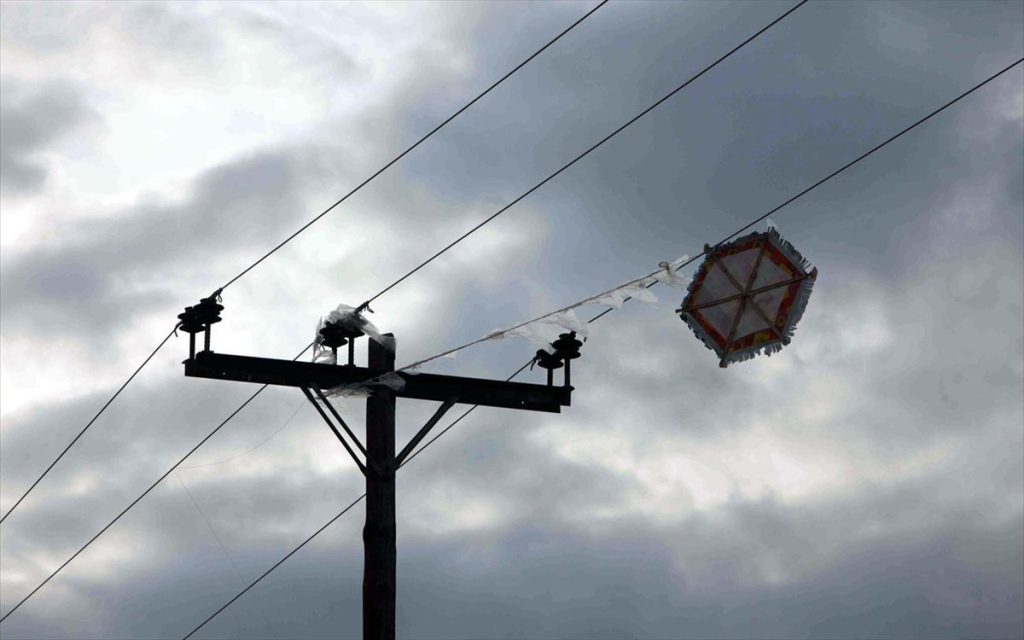 Καθαρά Δευτέρα: Δείτε τι κάνουμε σε περίπτωση ηλεκτροπληξίας από το πέταγμα του χαρταετού