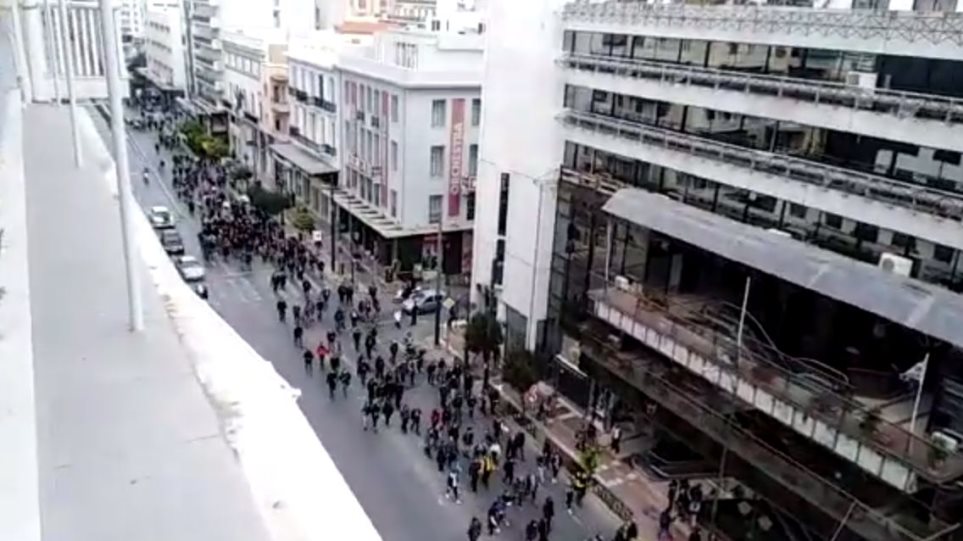 Πορεία ενάντια στην κυβερνητική βία σε εξέλιξη στον Πειραιά (βίντεο)