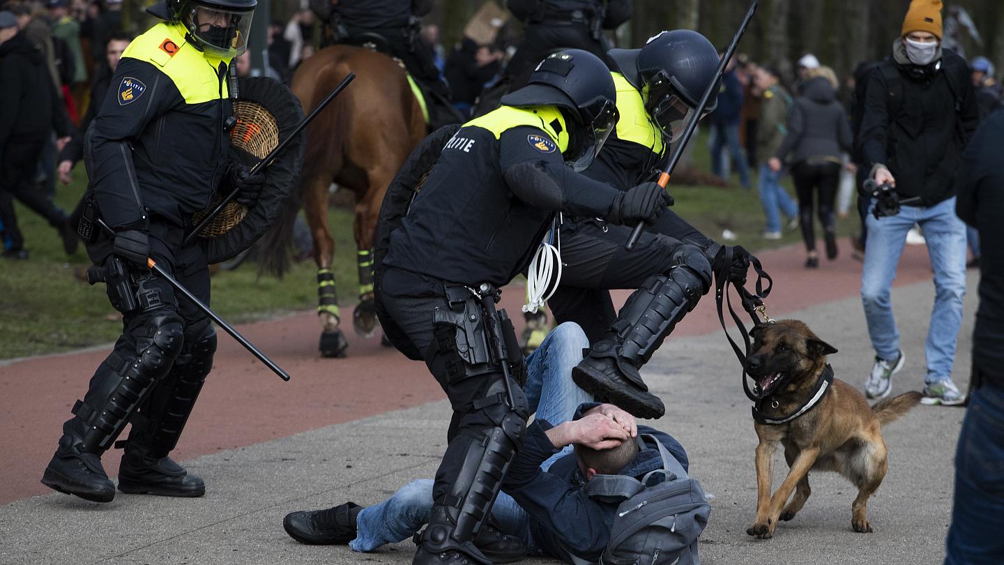 Κόλαση σε Ολλανδία-Γερμανία: Δυνάμεις ασφαλείας ξυλοκοπούν ανηλεώς πολίτες που διαμαρτύρονται στο lockdown