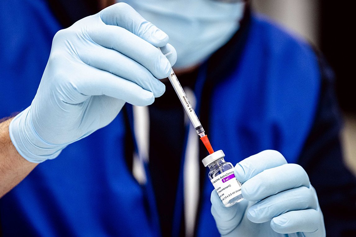 Ανεξήγητη η στάση της κυβέρνησης για AstraZeneca εν μέσω καθολικής πανευρωπαϊκής απαγόρευσης