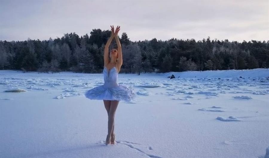 Εντυπωσιακό βίντεο: Ρωσίδα μπαλαρίνα χορεύει στους -15 στον πάγο για να σώσει μια «λίμνη των κύκνων»
