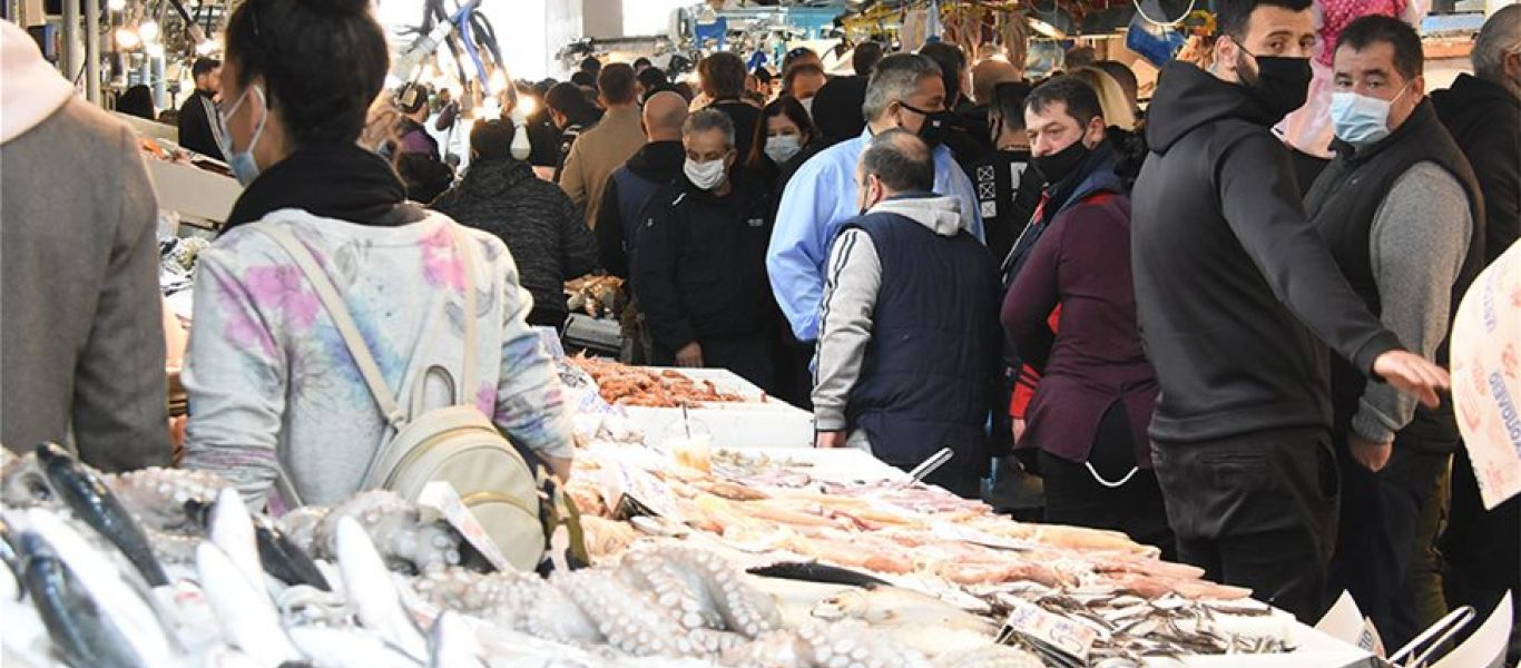 Αυξημένη η κίνηση στη Βαρβάκειο για τα ψώνια της τελευταίας στιγμής (βίντεο)