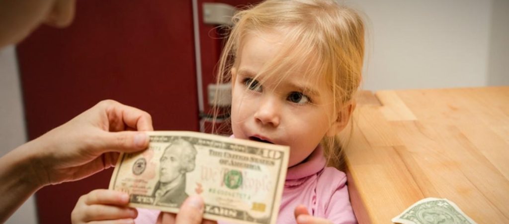 Μητέρα μαθαίνει την 7χρονη κόρη της να πληρώνει τους λογαριασμούς (βίντεο)