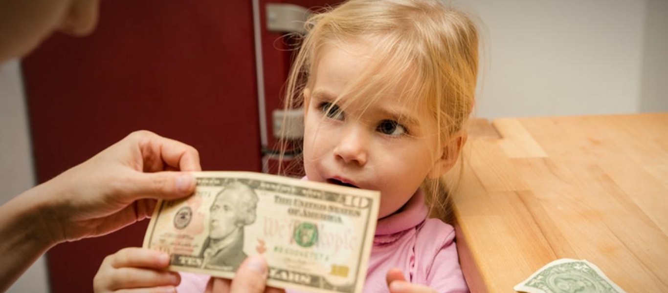 Μητέρα μαθαίνει την 7χρονη κόρη της να πληρώνει τους λογαριασμούς (βίντεο)
