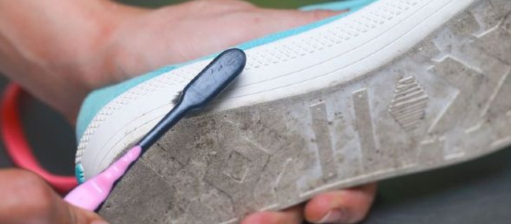 Ο εύκολος τρόπος για να καθαρίσετε τα αθλητικά σας παπούτσια (βίντεο)