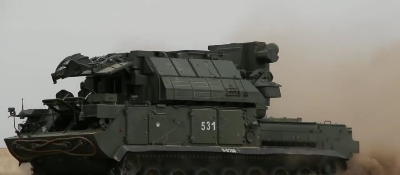 SHORAD Tor-M2U βάλλει αντιαεροπορικό βλήμα εν κινήσει! (βίντεο)