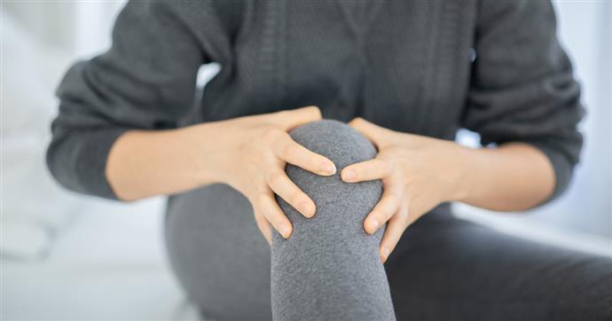 Πόνος στα γόνατα τη νύχτα: Που μπορεί να οφείλεται;