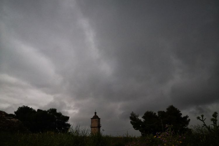 Καιρός: Χειμωνιάτικη εισβολή σήμερα με βροχές και κρύο – Αναλυτικά η πρόγνωση