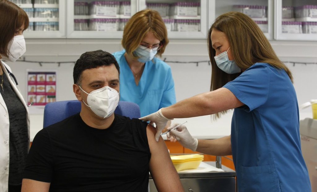 Β.Κικίλιας: «Εμβολιαζόμαστε με το εμβόλιο της AstraZeneca» – Επιμένουν οι Έλληνες «ειδικοί» παρά την παγκόσμια ανησυχία