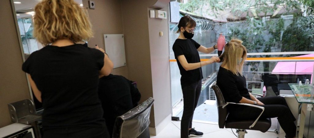 Lockdown: Οι δύο ημερομηνίες που εξετάζονται για το άνοιγμα των κομμωτηρίων & κέντρων αισθητικής