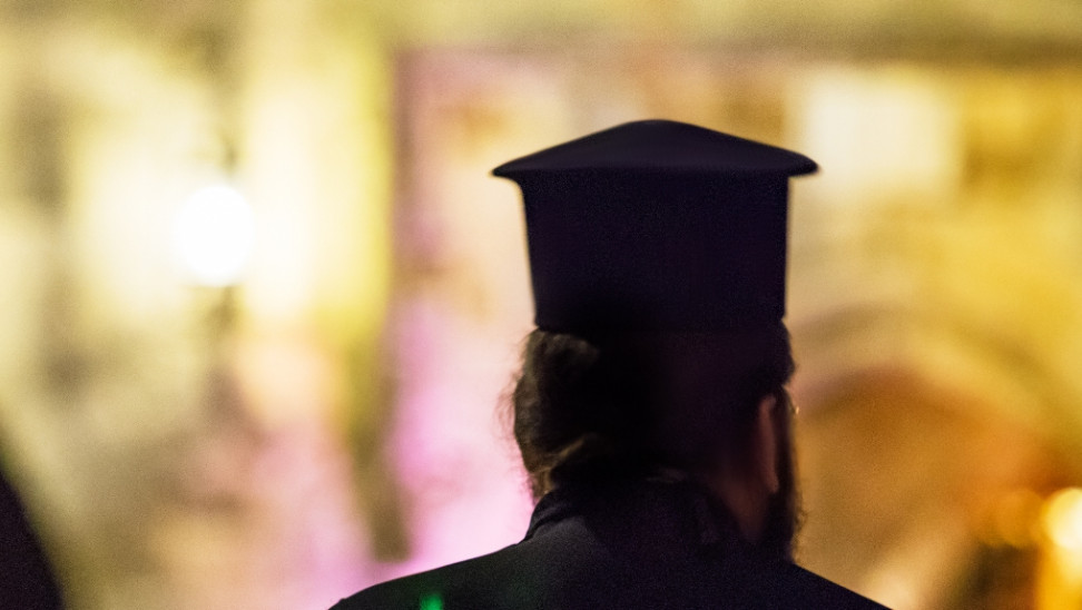 Ιερέας έφερε την αστυνομία και αρνήθηκε να κοινωνήσει πιστό επειδή δεν φορούσε μάσκα (βίντεο)