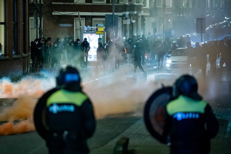 Άγριο Ξύλο στην Ολλανδία μεταξύ διαδηλωτών και αστυνομίας (βίντεο)