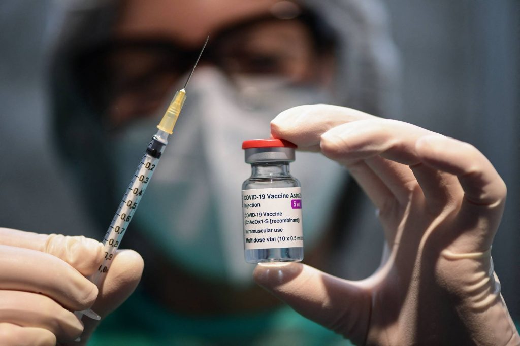 Αποφάσισαν οι «ειδικοί»: «Συνεχίζουμε εμβολιασμούς με AstraZeneca» – Α.Λινού: «Ούτε οι κυβερνήσεις δεν ξέρουν τι κάνουν»