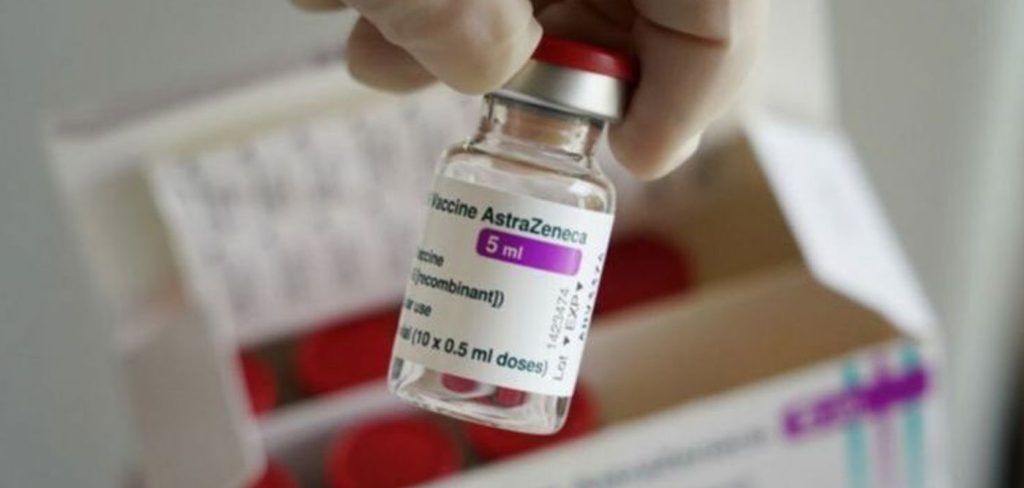 Εμβόλιο AstraZeneca: Μετά τις θρομβώσεις κορυφαίος Σουηδός επιδημιολόγος προειδοποιεί για νέα παρενέργεια