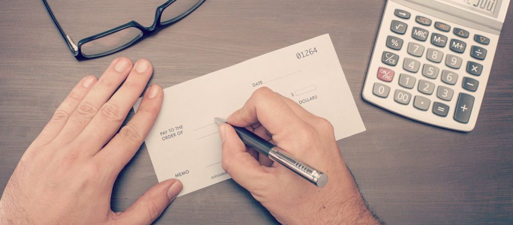 Ξεκίνησαν οι δηλώσεις αναστολής επιταγών στις τράπεζες – Τι πρέπει να γνωρίζετε (βίντεο)