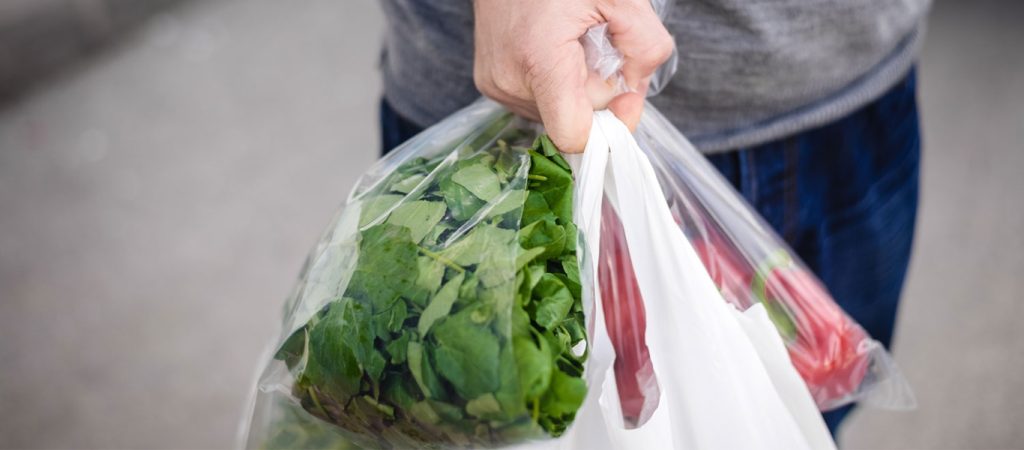 Αποχαιρετάμε τις πλαστικές σακούλες – Εντυπωσιακή μείωση στη χρήση τους στα σούπερ μάρκετ