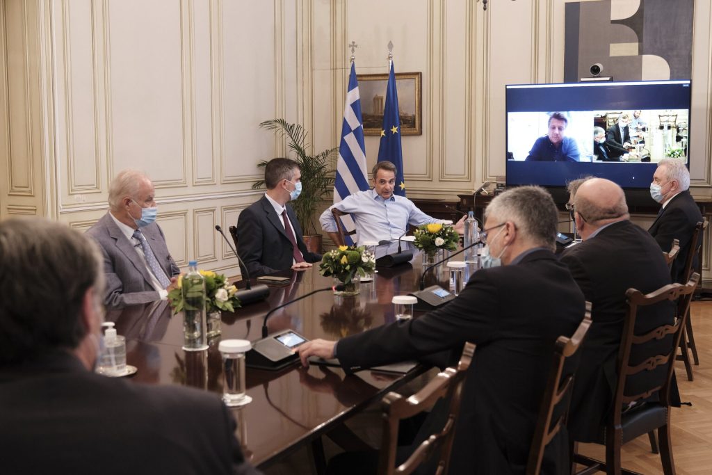 Σε σύγχυση κυβέρνηση και λοιμωξιολόγοι: Συζητούν την υποχρεωτική διπλή μάσκα στον γενικό πληθυσμό!