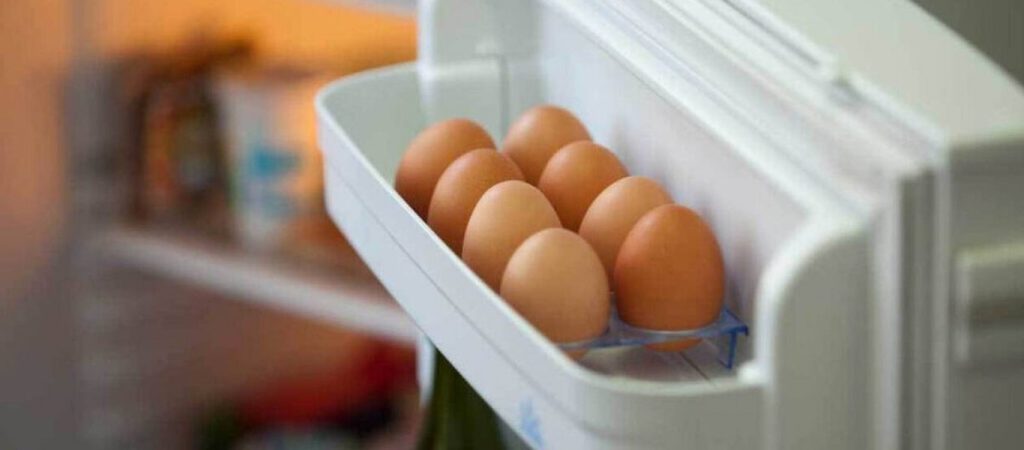 Τη γνωρίζατε; – Αυτή είναι η κίνηση που δεν πρέπει να κάνετε πριν βάλετε τα αυγά στο ψυγείο
