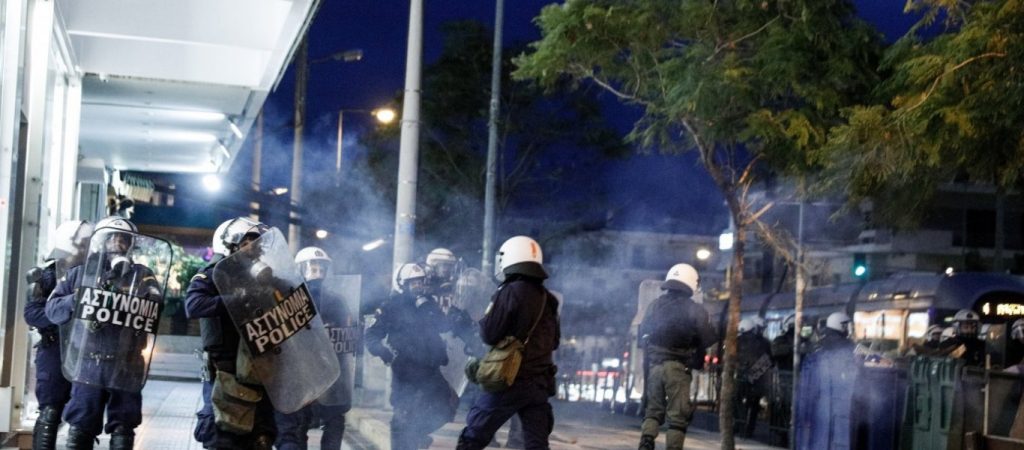 3 βίντεο που αποδεικνύουν δικαστική πλάνη προσκόμισε ο συνήγορος του «Ινδιάνου» για τον ξυλοδαρμό του αστυνομικού