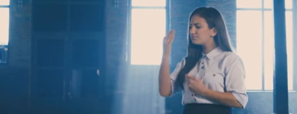 Μοναδική στιγμή: Ο Εθνικός Ύμνος για πρώτη φορά στη νοηματική γλώσσα (βίντεο)